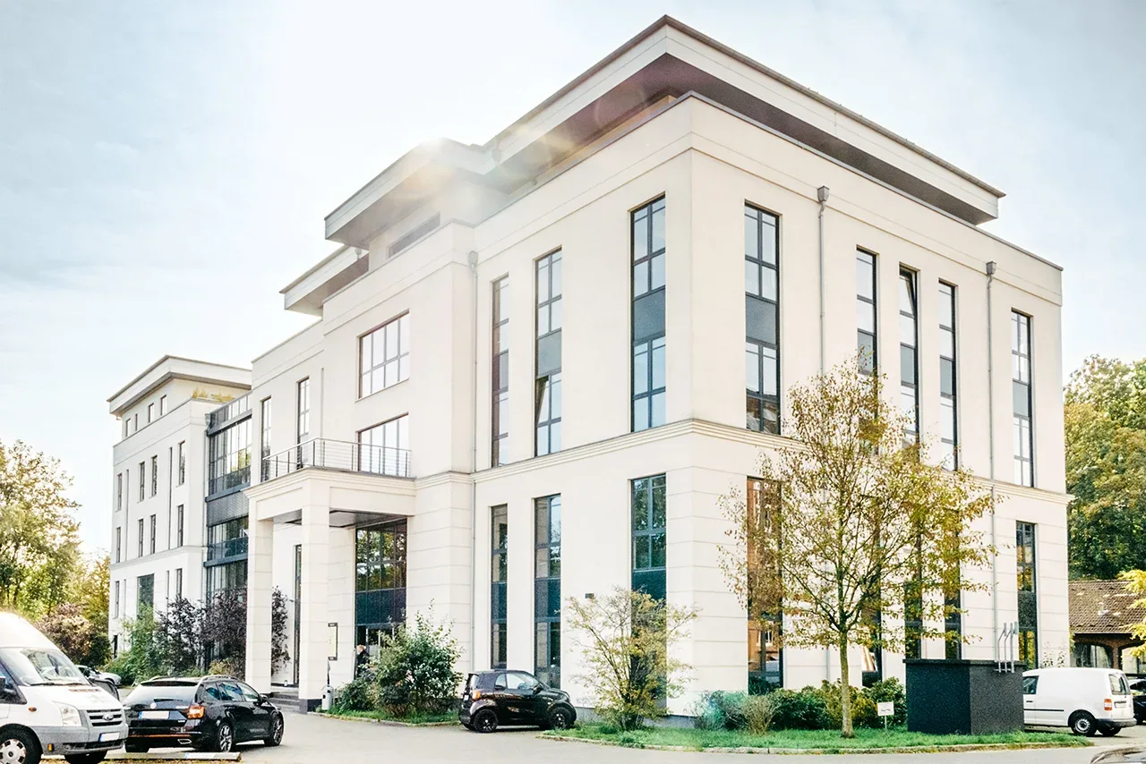 Helles vierstöckiges Bürogebäude in der Theodorstraße in Hamburg-Bahrenfeld, Sitz der Klaus versichert GmbH
